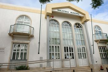 Edifício da Biblioteca Municipal Dr. Francisco do Estanco Louro